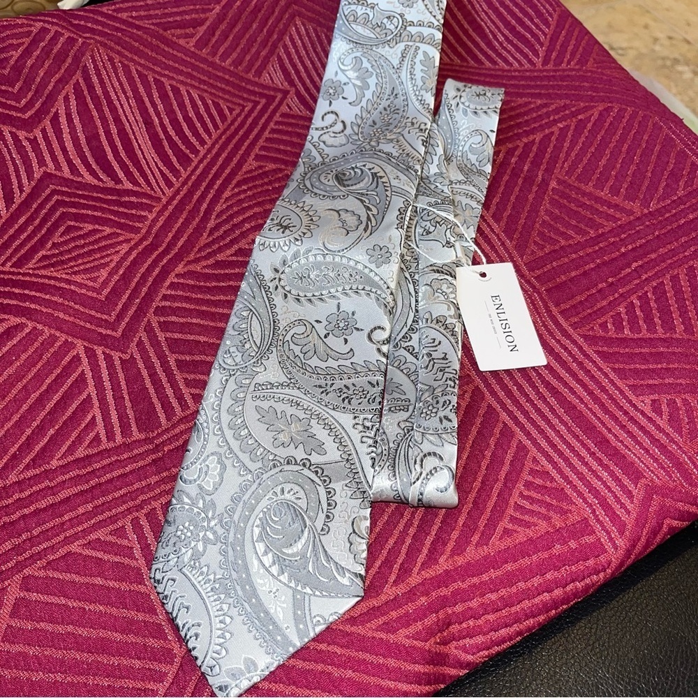 New nwt gray paisley Tie Enlision